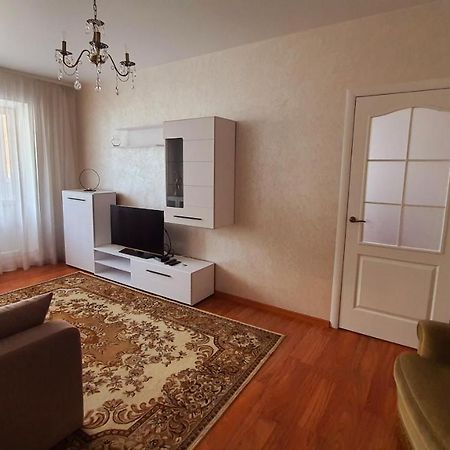 Center Apartment Lutsk Bagian luar foto