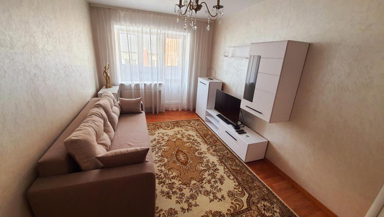 Center Apartment Lutsk Bagian luar foto
